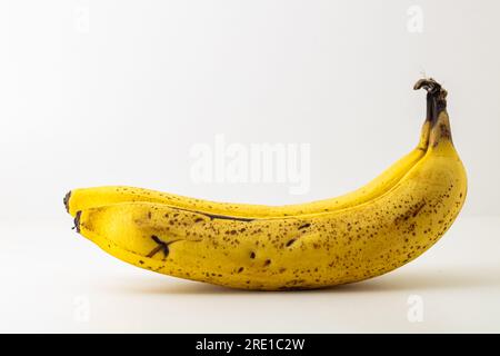 Zwei reife Bananen isoliert auf weißem Hintergrund Stockfoto