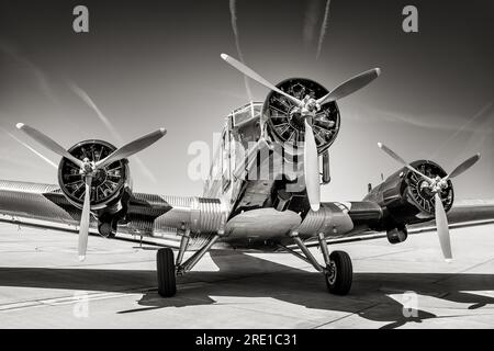 Historische Flugzeuge auf einem Flugplatz Stockfoto