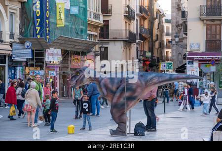 Straßenszene aus der Altstadt von Valencia Stockfoto