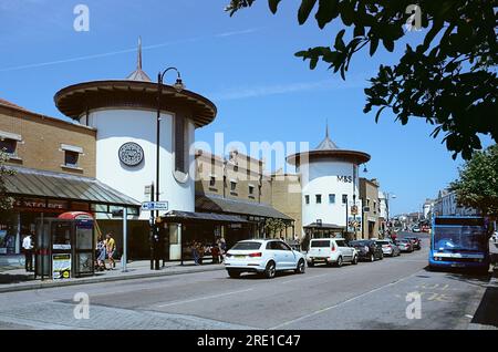 Queens Road, Stadtzentrum von Hastings, East Sussex, Großbritannien, mit dem Priory Meadow Shopping Centre im Sommer Stockfoto