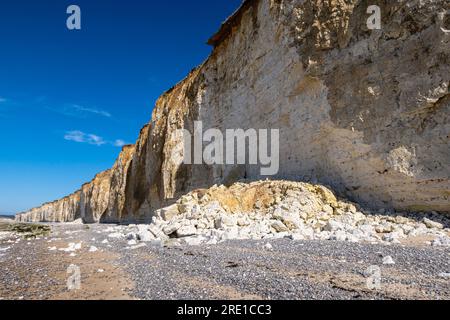 Die Klippen am Strand von Saint Aubin sur Mer stürzen aufgrund von Erosion zusammen. Küstenerosion und Einsturz der Klippen entlang des Küstengebiets „cote d’Albatre“ Stockfoto