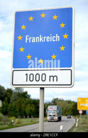 Zeichen ‚Frankreich‘ (Frankreich) an der französischen deutschen Grenze, Zeichen in den Farben der europäischen Flagge, Kreis von zwölf goldenen Sternen auf blauem Hintergrund, Rhe Stockfoto