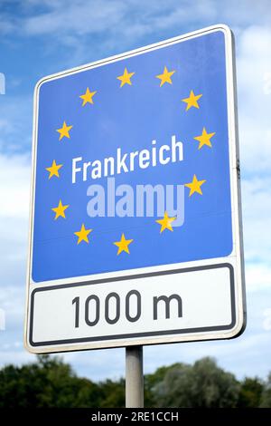 Zeichen ‚Frankreich‘ (Frankreich) an der französischen deutschen Grenze, Zeichen in den Farben der europäischen Flagge, Kreis von zwölf goldenen Sternen auf blauem Hintergrund, Rhe Stockfoto