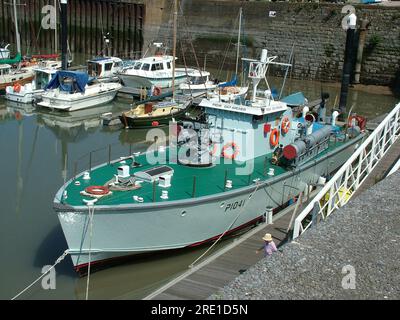 P1041 Uhr HMS Gay Archer ein schnelles Patrouillenboot der Schwulen-Klasse im Royal Navy.in Watchet Harbour. Erbaut von Vosper, Portchester, am 20. August 1952 eingeführt. In s. Stockfoto