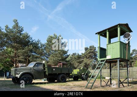 Wachturm und alter russischer Truck im Karosta-Gefängnismuseum am ehemaligen russischen Kaiserstützpunkt und sowjetischen Marinestützpunkt in Liepāja, Lettland Stockfoto