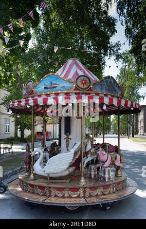 Kleine, dekorierte, farbenfrohe Karussell-Tour für Kinder auf einer Straße in Pärnu, Estland Stockfoto