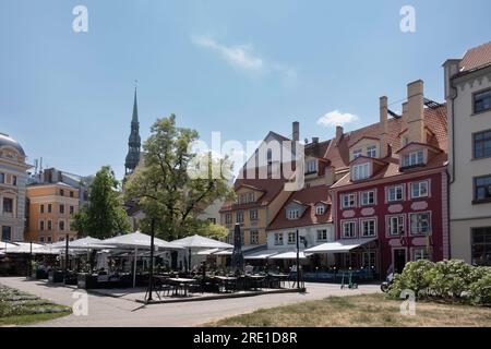 Der Livu-Platz (Līvu laukums) ist umgeben von attraktiven bunten Gebäuden, Cafés, Restaurants und Blumenbeeten in der Altstadt von Riga Stockfoto