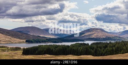 loch tulla mit Blick nach Westen auf die Brücke von orchy Panorama Stockfoto