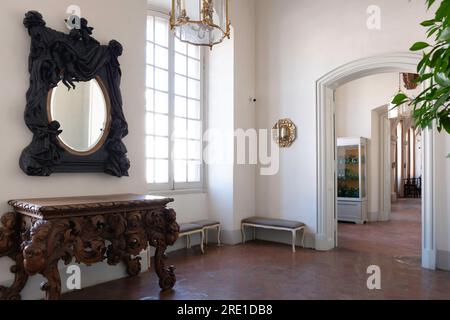 Rundāle-Palast in der Gemeinde Bauska in Lettland. Halle im Erdgeschoss, die von hier mit Korridoren zu den verschiedenen Bereichen führt Stockfoto