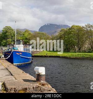 Das Vergnügungsboot souters Lan verlegte auf dem caledonian Canal in corpach in der Nähe von Fort william mit ben nevis im Hintergrund Stockfoto