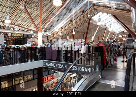 Balti Jaama Turg (baltischer Bahnhofsmarkt), eine renovierte 3-stöckige Markthalle voller Lebensmittel-, Bekleidungs- und Antiquitätenstände und angesagter Cafés in Tallinn Stockfoto