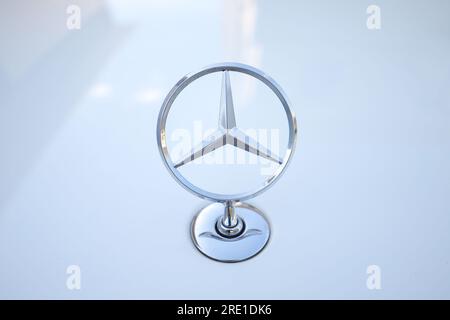 Nahaufnahme des Mercedes-Emblems auf der weißen Motorhaube Stockfoto