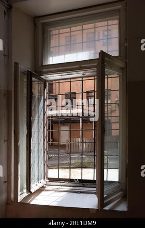 Museumsgebäude im Corner House in Riga, Lettland. Versperrte Fenster mit Blick auf den Innenhof Stockfoto