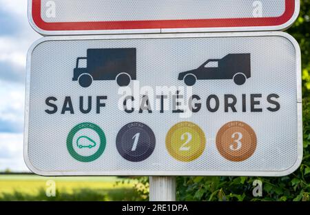 LEZ-Straßenschild, emissionsarme Zone auf einer Landstraße am Eingang zum Großraum Rouen (Nordfrankreich). LEZ Straßenschild, schadstoffarme Zone Stockfoto