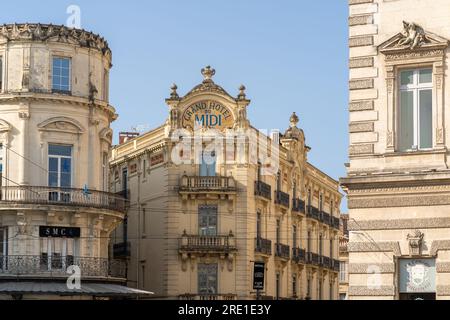 Landschaftsblick auf die Fassade des historischen Grand Hotel du Midi in den engen Gassen des historischen Stadtzentrums, Montpellier, Frankreich Stockfoto