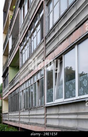 Gewöhnliche, komfortable sowjetische Wohnung, eine sogenannte Chruschtschewka in Liepaja, Lettland. Preiswerte, betongetäfelte oder Ziegelsteinwohnung mit drei bis fünf Etagen Stockfoto