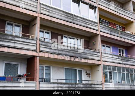 Gewöhnliche, komfortable sowjetische Wohnung, eine sogenannte Chruschtschewka in Liepaja, Lettland. Preiswerte, betongetäfelte oder Ziegelsteinwohnung mit drei bis fünf Etagen Stockfoto