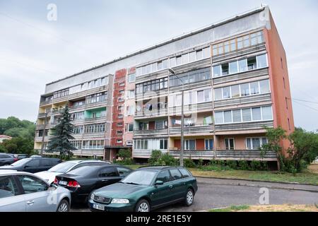 Gewöhnliche, komfortable sowjetische Wohnung, eine sogenannte Chruschtschewka in Liepaja, Lettland. Preiswerte, betongetäfelte oder Ziegelsteinwohnung mit drei bis fünf Etagen Stockfoto