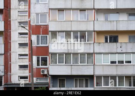 Gewöhnliche, komfortable sowjetische Wohnung, eine sogenannte Chruschtschewka in Liepaja, Lettland. Preiswerte, betongetäfelte oder Ziegelsteinwohnung mit drei bis fünf Etagen Stockfoto
