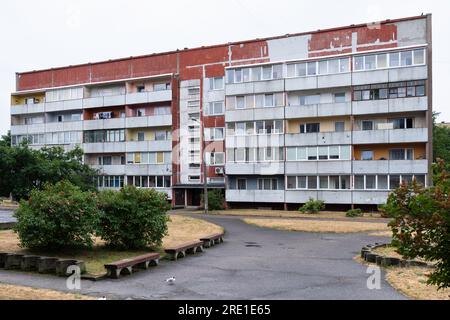 Gewöhnliche, komfortable sowjetische Wohnung, eine sogenannte Chruschtschewka in Liepaja, Lettland. Preiswerte, betongetäfelte oder Ziegelsteinwohnung mit drei bis fünf Etagen Stockfoto