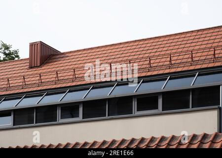 Schneeschutz, Dachvorrichtungen, die es ermöglichen, dass Schnee und Eis in kleinen Mengen herunterfallen oder dass Schnee und Eis vor dem Herunterfallen vollständig schmelzen Stockfoto