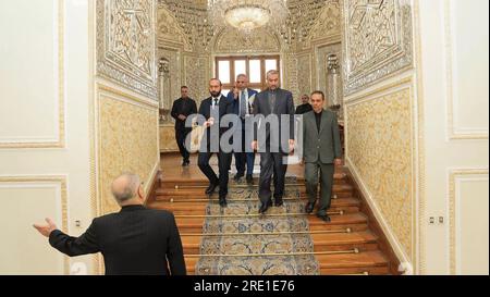 Teheran, Iran. 24. Juli 2023. Der iranische Außenminister HOSSEIN AMIR-ABDOLLAHIAN (C-R) begrüßt seinen Amtskollegen aus Armenien ARARAT MIRZOYAN. (Kreditbild: © Iranian Foreign Ministry via ZUMA Press Wire) NUR REDAKTIONELLE VERWENDUNG! Nicht für den kommerziellen GEBRAUCH! Stockfoto