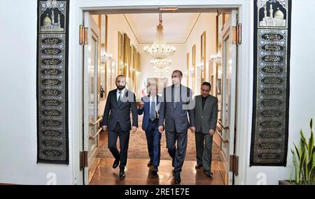 Teheran, Iran. 24. Juli 2023. Der iranische Außenminister HOSSEIN AMIR-ABDOLLAHIAN (2R) begrüßt seinen Amtskollegen aus Armenien ARARAT MIRZOYAN. (Kreditbild: © Iranian Foreign Ministry via ZUMA Press Wire) NUR REDAKTIONELLE VERWENDUNG! Nicht für den kommerziellen GEBRAUCH! Stockfoto