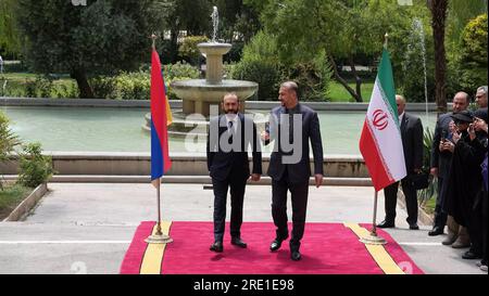 Teheran, Iran. 24. Juli 2023. Der iranische Außenminister HOSSEIN AMIR-ABDOLLAHIAN (R) begrüßt seinen Amtskollegen aus Armenien ARARAT MIRZOYAN. (Kreditbild: © Iranian Foreign Ministry via ZUMA Press Wire) NUR REDAKTIONELLE VERWENDUNG! Nicht für den kommerziellen GEBRAUCH! Stockfoto