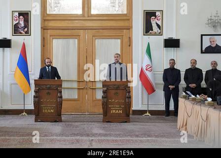 Teheran, Iran. 24. Juli 2023. Der iranische Außenminister HOSSEIN AMIR-ABDOLLAHIAN (R) und sein Amtskollege aus Armenien ARARAT MIRZOYAN (L) halten eine gemeinsame Pressekonferenz ab. (Kreditbild: © Iranian Foreign Ministry via ZUMA Press Wire) NUR REDAKTIONELLE VERWENDUNG! Nicht für den kommerziellen GEBRAUCH! Stockfoto