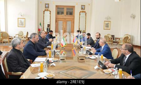 Teheran, Iran. 24. Juli 2023. Der iranische Außenminister HOSSEIN AMIR-ABDOLLAHIAN (3R) trifft sich mit seinem Amtskollegen Armenien ARARAT MIRZOYAN (Kreditbild: © Iranisches Außenministerium via ZUMA Press Wire) NUR REDAKTIONELLER GEBRAUCH! Nicht für den kommerziellen GEBRAUCH! Stockfoto