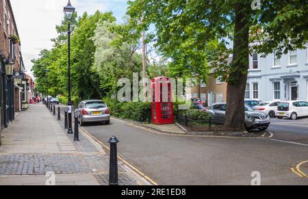 Ein Blick auf die von Bäumen gesäumten Straßen von High Street, Norton, Stockton on Tees, England, Großbritannien Stockfoto