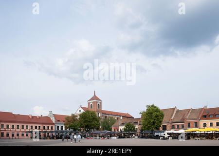 Rathausplatz mit Häusern, Restaurants und Kathedrale Basilika der Apostel St. Peter und St. Paul in der litauischen Stadt Kaunas Stockfoto