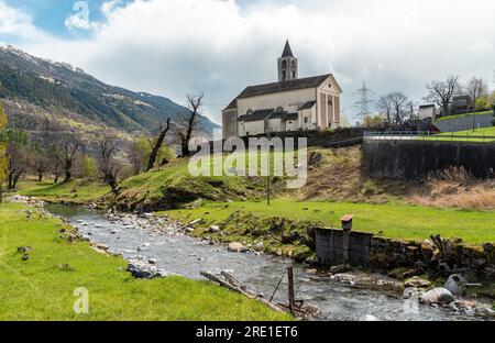 Blick auf die Pfarrkirche Sant Maurizio in Chironico, Gemeinde Faido im Kanton Tessin, Bezirk Leventina, Schweiz Stockfoto