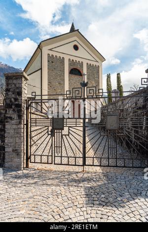 Die Gemeindekirche Sant Maurizio in Chironico, Gemeinde Faido im Kanton Tessin, Bezirk Leventina, Schweiz Stockfoto