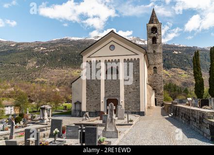 Die Pfarrkirche Sant Maurizio mit Friedhof in Chironico, Gemeinde Faido im Kanton Tessin, Bezirk Leventina, Schweiz Stockfoto