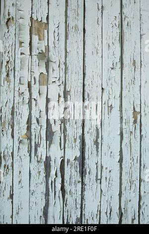 Wand aus Holzbohlen mit abblätternder Farbe Stockfoto