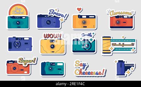 Kameraaufkleber. Emblem für Film- und Fotografiekamera im Retro-Look, Vintage-Filmstreifen und Fotozubehör. Vektorkamera-Doodle-Set Stock Vektor