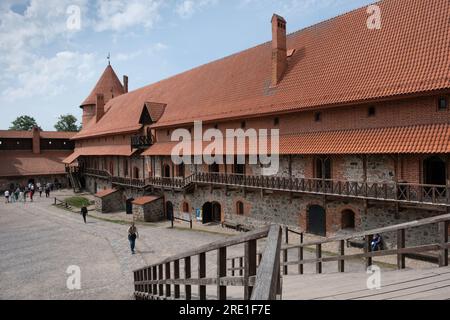 Altes Schloss Trakai mit seinen Holztreppengalerien und dem Eckturm in Trakai, Litauen, Osteuropa Stockfoto