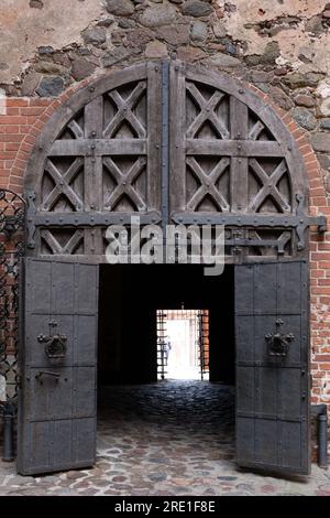 Große schwere Türen im Innenhof mit Blick auf den Eingang des alten märchenhaften Trakai Schlosses in Trakai, Litauen, Osteuropa Stockfoto