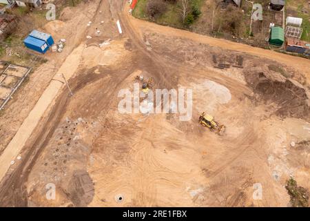 Drohnenfotografie von Baustellen mit Maschinen am Sommertag Stockfoto