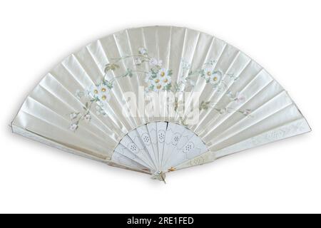 Wunderschöner antiker Seidenhandventilator mit Blumenmuster aus Fantasia-Blumen auf weißem Hintergrund Stockfoto