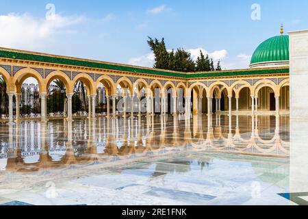 Religiöses Gebäude im Tunesischen Mausoleum Habib Bourguiba nach dem Regen. Monastir, Tunesien, Afrika Stockfoto