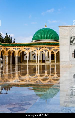 Religiöses Gebäude im Tunesischen Mausoleum Habib Bourguiba nach dem Regen. Monastir, Tunesien, Afrika Stockfoto