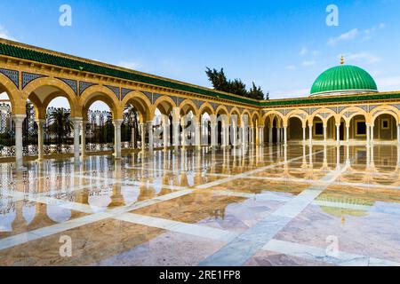 Religiöses Gebäude im Tunesischen Mausoleum Habib Bourguiba nach dem Regen. Monastir, Tunesien, Afrika Stockfoto