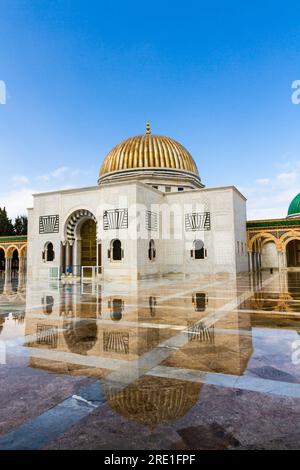 Religiöses Gebäude im Tunesischen Mausoleum Habib Bourguiba nach dem Regen. Monastir, Tunesien, Afrika Stockfoto