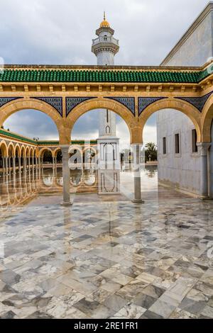 Religiöses Gebäude im Tunesischen Mausoleum Habib Bourguiba nach dem Regen. Monastir, Tunesien, Afrika Stockfoto