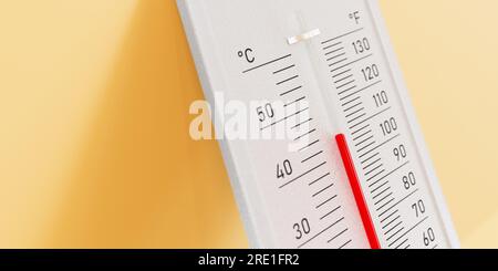 Hitzewellenkonzept: Ein Thermometer, das 44° celsius/110° Fahrenheit anzeigt und sich auf einen orangefarbenen Hintergrund mit Schatten neigt. Stockfoto