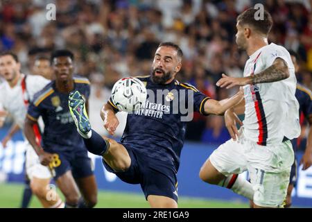 Los Angeles, Usa. 23. Juli 2023. Real Madrid Defender Dani Carvajal (L) und AC Mailand Forward Christian Pulisic (R) in Aktion während eines Spiels der Fußball-Champions Tour zwischen dem AC Mailand und dem Real Madrid FC in Pasadena. Endergebnis: Real Madrid FC 3:2 AC Mailand Kredit: SOPA Images Limited/Alamy Live News Stockfoto