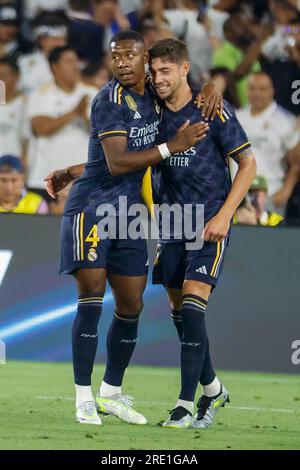 Los Angeles, Usa. 23. Juli 2023. Der Mittelfeldspieler Federico Valverde (R) von Real Madrid feiert zusammen mit dem Verteidiger David Alaba (L) ein Tor bei einem Spiel der Fußball-Champions Tour zwischen dem AC Mailand und dem FC Real Madrid in Pasadena. Endergebnis: Real Madrid FC 3:2 AC Mailand Kredit: SOPA Images Limited/Alamy Live News Stockfoto