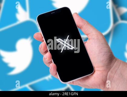 Antalya, Türkei - 24. Juli 2023: Twitter X-Logo auf Smartphone und Twitter-Logo im Hintergrund Stockfoto